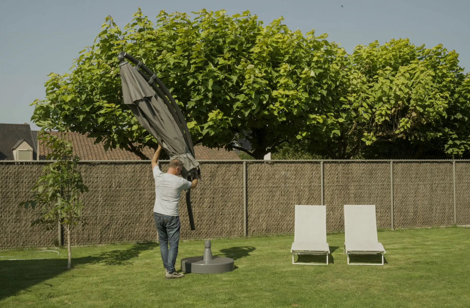 Placement of parasol in parasol base